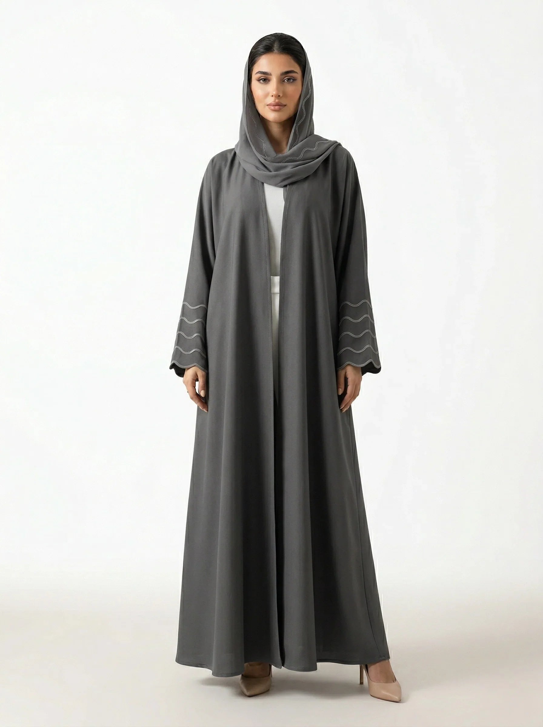 Abaya petite taille : les coupes et les tissus qui allongent la silhouette