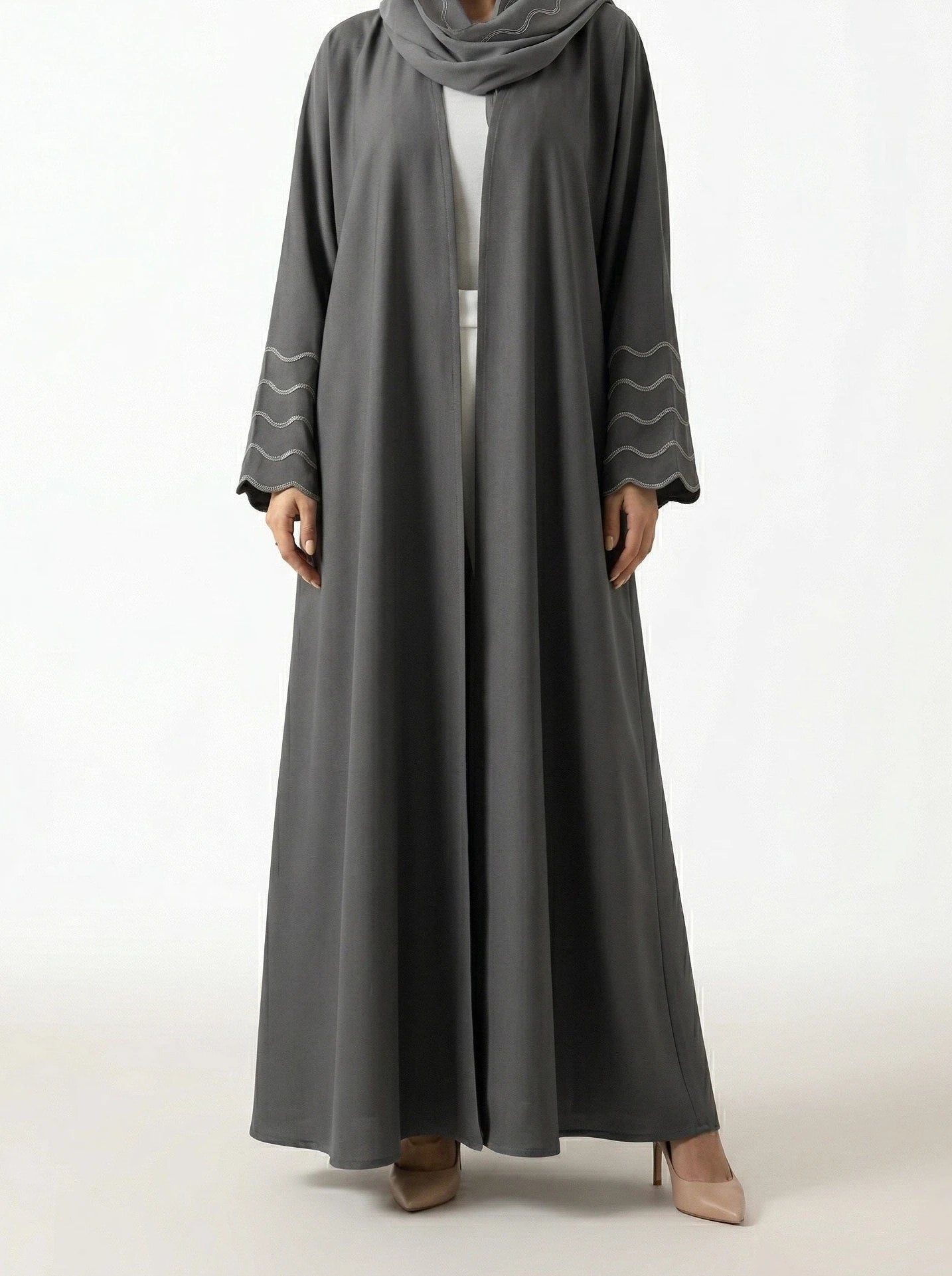 Femme portant l'Abaya Dubai Kimono Lyana gris perle en studio, vue de face sur fond neutre.