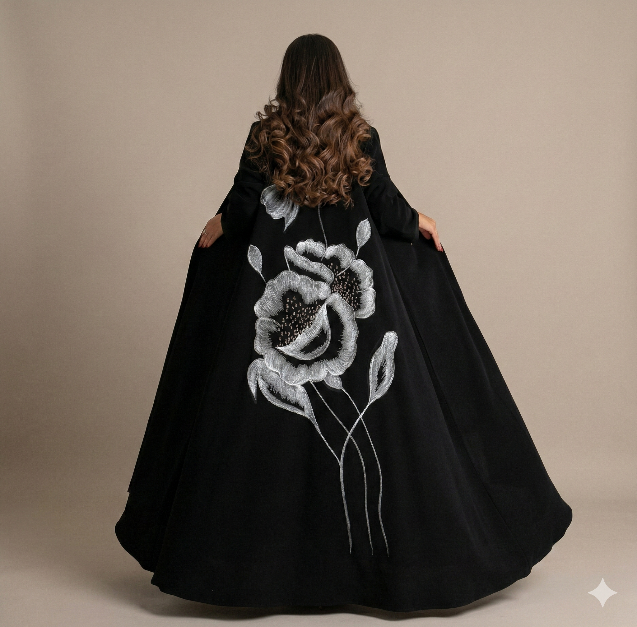 Abaya Lueur d’Aurore – Abaya Ouverte à Broderies Florales & Finitions Perles